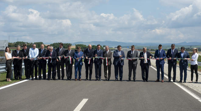 Nyitrai Zsolt, a kiemelt társadalmi ügyekért felelős miniszterelnöki megbízott, a térség fideszes országgyűlési képviselője (k), Benkő Tibor honvédelmi miniszter (j8), Mosóczi László, az Innovációs és Technológiai Minisztérium (ITM) közlekedéspolitikáért felelős államtitkára (j7), Juhász Roland, a Miniszterelnöki Kormányiroda állami vagyongazdálkodásért felelős államtitkára (j6), Nagy Róbert Attila, a Nemzeti Infrastruktúra Fejlesztő (NIF) Zrt. vezérigazgatója (j5), Zsiga György, a Colas Hungária Zrt. elnök-vezérigazgatója (j4), Tóth Sándor, a Colas Út Zrt. vezérigazgatója (j3), Sipos Zsolt, a He-Do Kft. ügyvezetője (j2), Homolya Róbert, a MÁV Zrt. elnök-vezérigazgatója (b11), Pajtók Gábor, Heves megyei kormánymegbízott (b10), Juhász Attila Simon, a Heves Megyei Közgyűlés elnöke (b9), Mirkóczki Ádám (Egységben a Városért Egyesület), Eger polgármestere (b8), Habis László (Fidesz-KDNP) Eger volt polgármestere (b7), Nagy Csaba (Fidesz-KDNP), Füzesabony polgármestere (b6), Sári László (Fidesz-KDNP), Kerecsend polgármestere (b5), Vámosi László (Fidesz-KDNP), Andornaktálya volt polgármestere (b4), Orosz József, Nagytálya polgármestere (b3) és Hanuszik Csaba (Együtt Maklárért Egyesület), Maklár polgármestere (b2) átvágja a nemzeti színű szalagot az Egert az M3-as autópályával összekötő M25-ös gyorsforgalmi út átadóünnepségén Maklár közelében 2020. július 20-án. MTI/Komka Péter