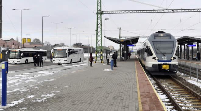 Új buszpályaudvart adtak át Dorogon. A Rákosrendező - Esztergom vasútvonal villamosítása és kiegészítő építési munkák projekt részeként kialakított dorogi buszpályaudvar (b) a vasútállomás mellett 2021. január 15-én. A 360 járatot kiszolgáló létesítménnyel intermodális közlekedési csomópont jött létre, közvetlen vasúti átszállással. MTI/Máthé Zoltán